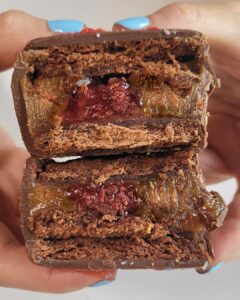 alfajor de chocolate con corazón de frambuesa