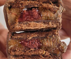 alfajor artesanal con corazón de frambuesa alfajor de chocolate con corazón de frambuesa