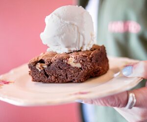 brownie con helado de crema americana Brownie con helado en Lomas de Zamora